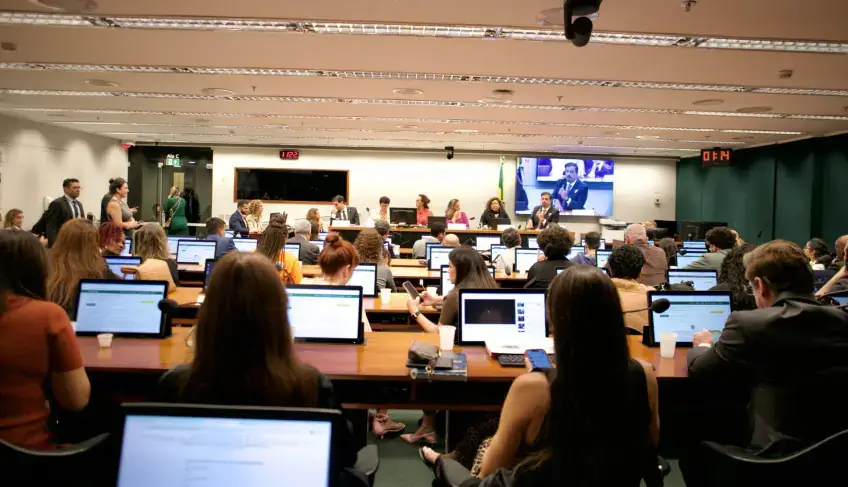 fim-da-escala-6×1-e-impactos-sobre-os-pequenos-negocios-sao-debatidos-na-camara-dos-deputados