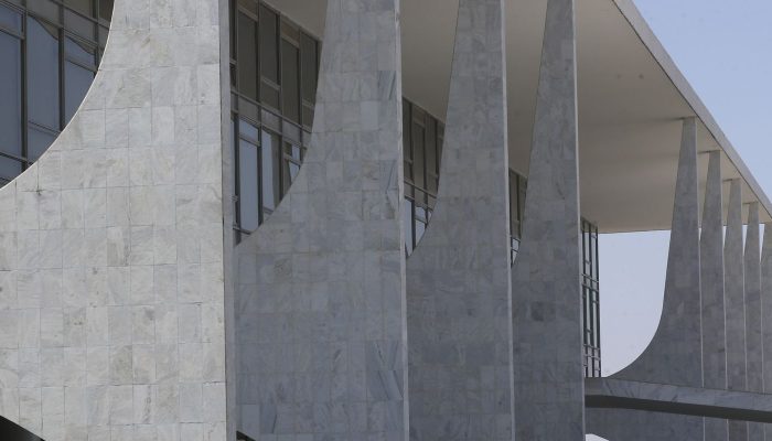 terceirizados-do-governo-tem-reducao-de-jornada-e-auxilio-para-creche