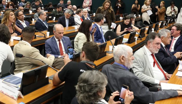 pedido-de-vista-adia-votacao-da-pec-do-fim-da-6×1-na-ccj-da-camara